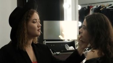 Makyaj sanatçısı bir müşteri için makyaj yapar. Moda tarzı. Randevu için hazırlanıyorum. Soyunma odasında çalış. Güzellik ve tarz endüstrisi