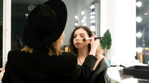 Make-up kunstenaar maakt een make-up voor een klant. Modestijl. Ik bereid me voor op een date. Werk in de kleedkamer. Schoonheid en stijl industrie — Stockvideo