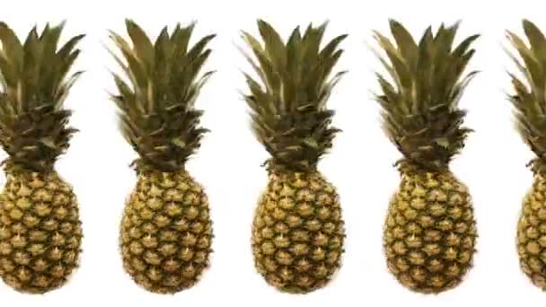 Animație a mișcării ananas de la stânga la dreapta. Rotatii. fructe tropicale pe fundal alb. conceptul de recoltă proaspătă, alimente sănătoase, dietă. 3d design de mișcare. Coapte suculent. Splash — Videoclip de stoc