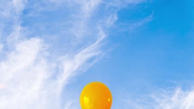Mavi gökyüzüne karşı bir grup çok renkli şişirilebilir balon animasyonu. Tepeden tırnağa uçuyorlar. Çerçeveyi yavaş yavaş dolduruyor. tatil kavramı. Form, kartpostal, kesme, başlık, boş