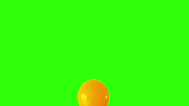 Animación de un grupo de bolas inflables multicolores sobre un fondo verde. Vuelan de abajo hacia arriba. Llenar gradualmente el marco. concepto de vacaciones. formulario, postal, recorte, firma, formulario — Vídeos de Stock