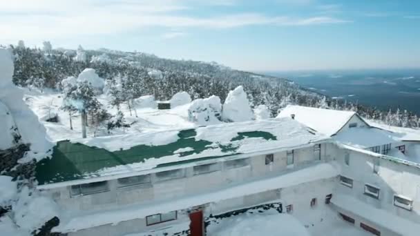 Assentamento budista, Kachkanar. Inverno paisagem nevada. O fumo vem da chaminé. Edifícios religiosos. Viagem ao campo — Vídeo de Stock