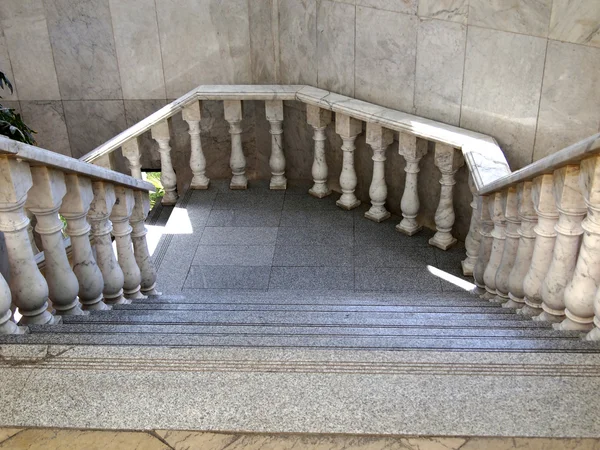 Escadaria de granito com balaustrada de mármore — Fotografia de Stock