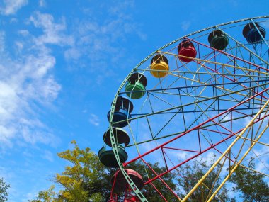 Dönme dolap gökyüzüne karşı