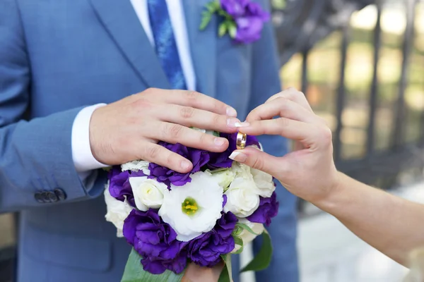 Sposa e sposo scambiare fedi nuziali — Foto Stock