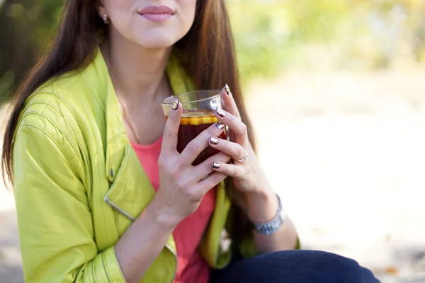 Girl drinks tea with lemon — Stock Photo, Image
