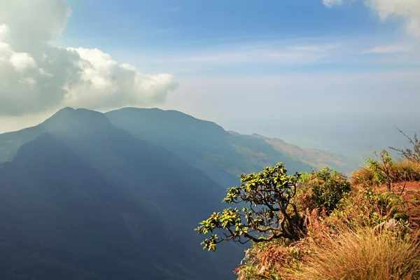 Nuvens pastam no topo das montanhas distantes — Fotografia de Stock