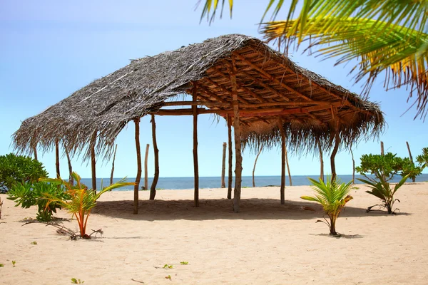 Deserted tropical beach of soft sand — Stock Photo, Image