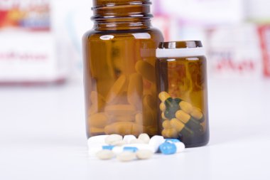 renkli hapları ve tabletler.