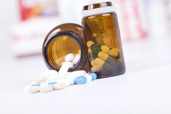Färgglada piller och tabletter. — Stockfoto