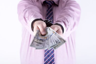 suç ve para. dolar üzerinde kelepçeler