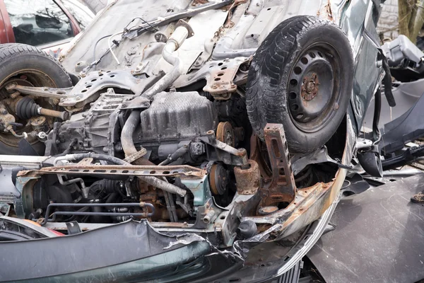 Coche destrozado en un accidente — Foto de Stock