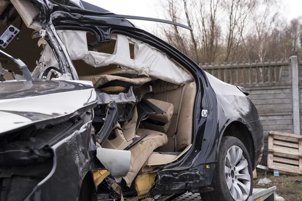 Carro destruído em um acidente Fotos De Bancos De Imagens