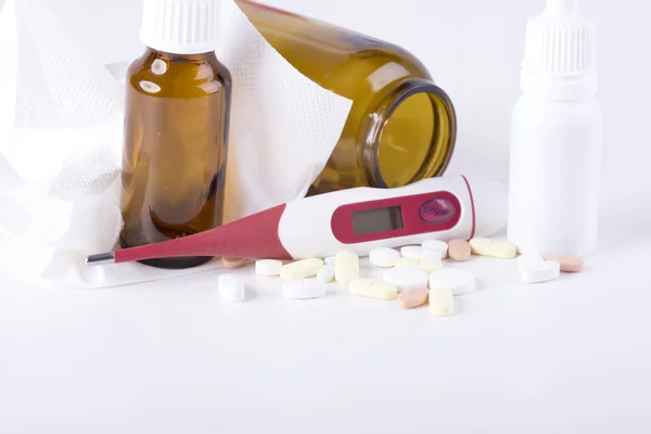 Enfermedad, termómetro y medicamentos — Foto de Stock