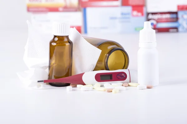 Enfermedad, termómetro y medicamentos — Foto de Stock