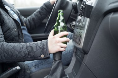 genç adam arabasını alkol içme sürüş