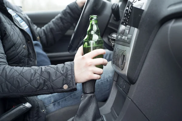 Giovane uomo che guida la sua auto mentre beve alcol — Foto Stock