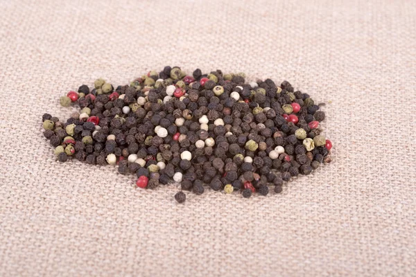 Un sacco di grani di pepe colorati — Foto Stock