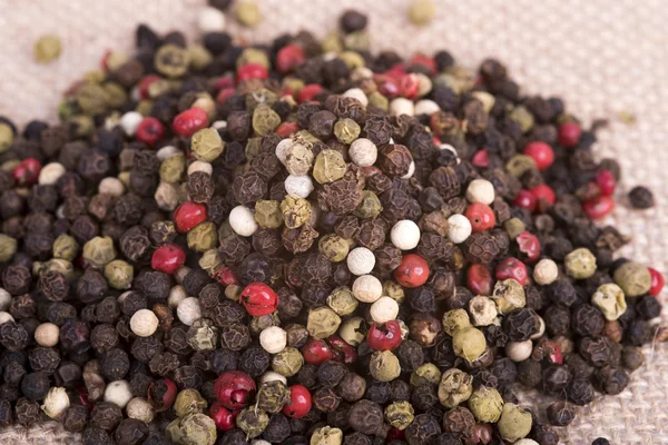 Un sacco di grani di pepe colorati — Foto Stock