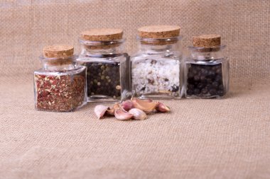 taze sarımsak kapları otlar ile çevrili