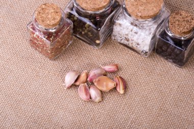 taze sarımsak kapları otlar ile çevrili