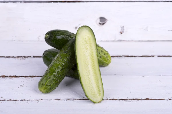 Pepino verde sobre tablas viejas — Foto de Stock