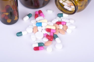 renkli hapları ve tabletler.