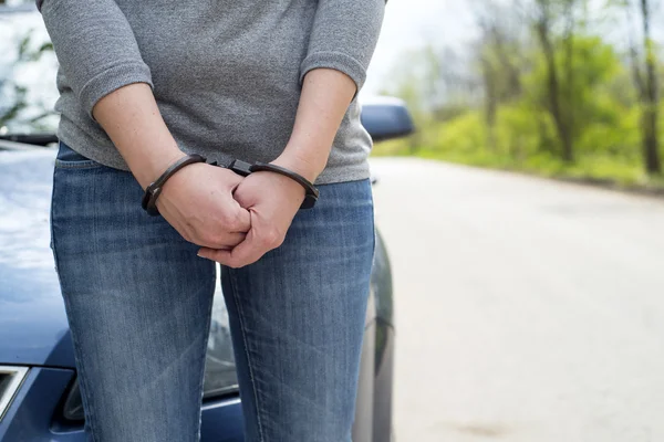 Женщины надели наручники на криминальную полицию — стоковое фото