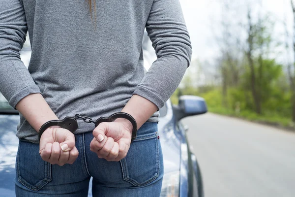 Kobiety kajdanki policji kryminalnej — Zdjęcie stockowe