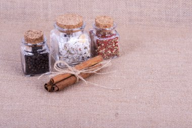 malzeme üzerinde taze tarçın