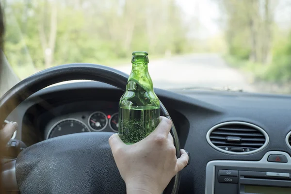 Kobieta pije alkohol w samochodzie. — Zdjęcie stockowe