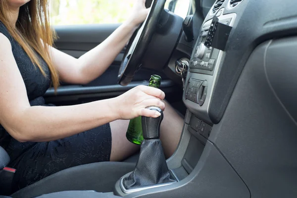 Mulher bebendo álcool no carro . — Fotografia de Stock