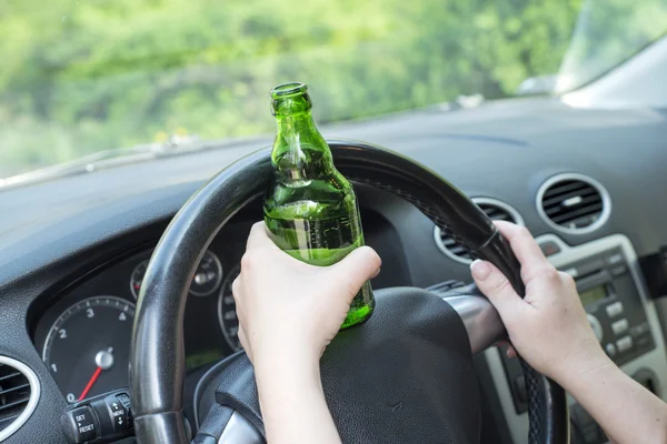 Mujer bebiendo alcohol en el coche . —  Fotos de Stock