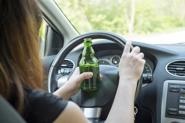 Kvinna dricker alkohol i bilen. — Stockfoto