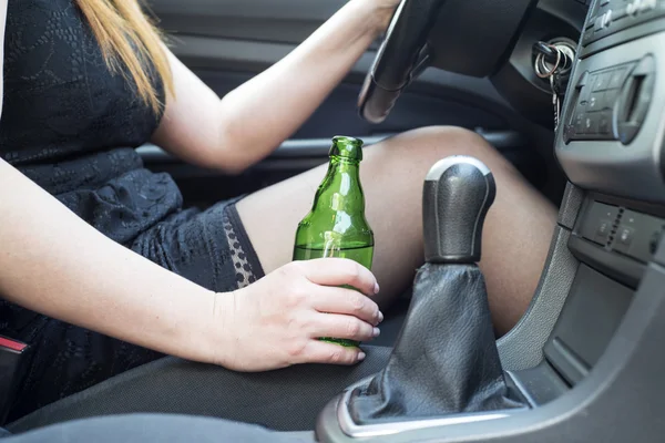 Kobieta pije alkohol w samochodzie. — Zdjęcie stockowe