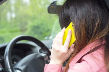 kadın arabada bir akıllı telefon ile