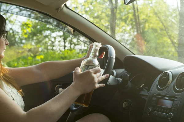 Жінка п'є алкоголь в машині . — стокове фото