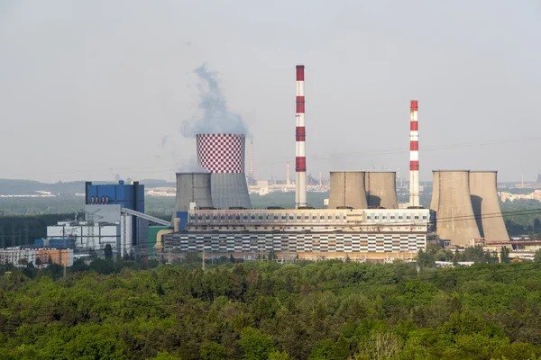 Industriegebäude mit Schornsteinen — Stockfoto