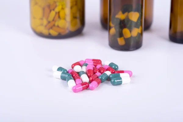 Pilules et comprimés colorés . — Photo