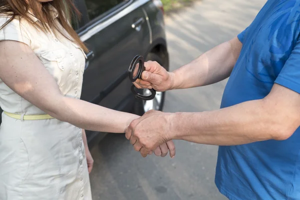 Kadınlar kelepçeli Kriminal polis