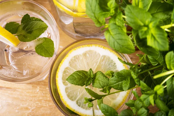 Limonada clásica con menta fresca — Foto de Stock