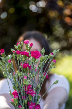 Bir buket çiçekli kadın