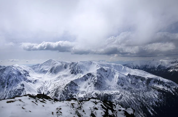 Panorama invernale delle montagne — Foto Stock
