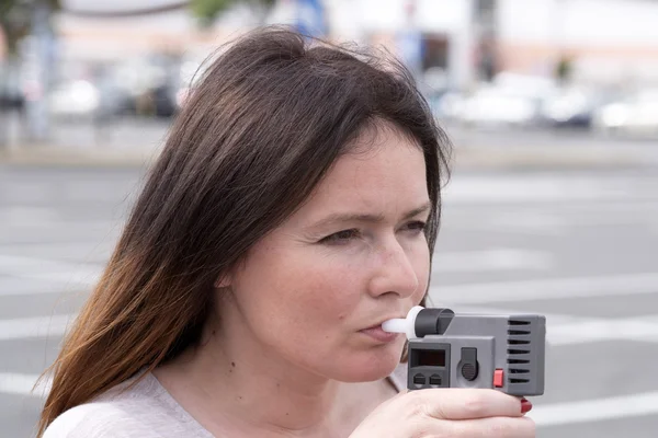 Frau untersucht Alkoholpegel — Stockfoto