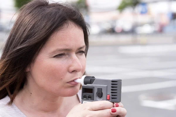 Frau untersucht Alkoholpegel — Stockfoto