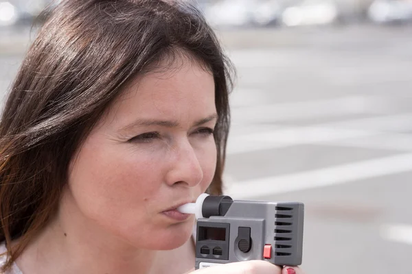 kadın alkol düzeyi inceliyor