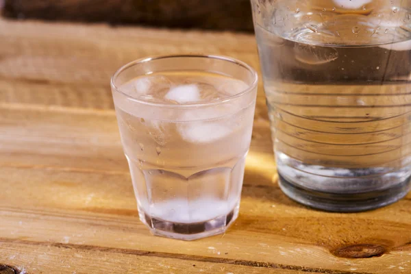 Mineralvatten i ett glas — Stockfoto