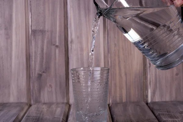 Мінеральна вода в склянці — стокове фото