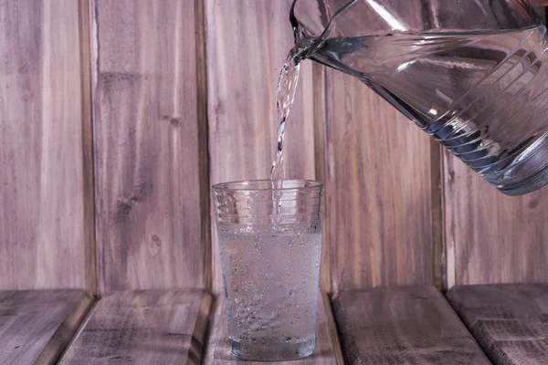 Agua mineral en un vaso — Foto de Stock