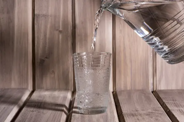Água mineral em um copo — Fotografia de Stock